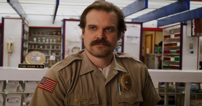 Οι Duffer Brothers ήθελαν αρχικά αστέρα του Watchmen για τον ρόλο του Hopper στο Stranger Things