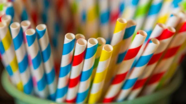 Καθηγήτρια εξήγησε γιατί τα χάρτινα καλαμάκια "καταστρέφουν" τα αναψυκτικά