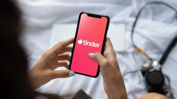 Η Tinder συμφωνεί να καταβάλει 60,5 εκατομμύρια δολάρια μετά από αγωγή για υπερχρέωση χρηστών βάσει ηλικίας
