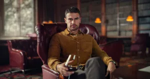 Η δεύτερη σεζόν του The Gentlemen θα επιστρέψει το φθινόπωρο στο Netflix