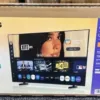 Η Dua Lipa μηνύει τη Samsung για 15 εκατομμύρια δολάρια λόγω χρήσης φωτογραφίας της σε συσκευασίες τηλεοράσεων