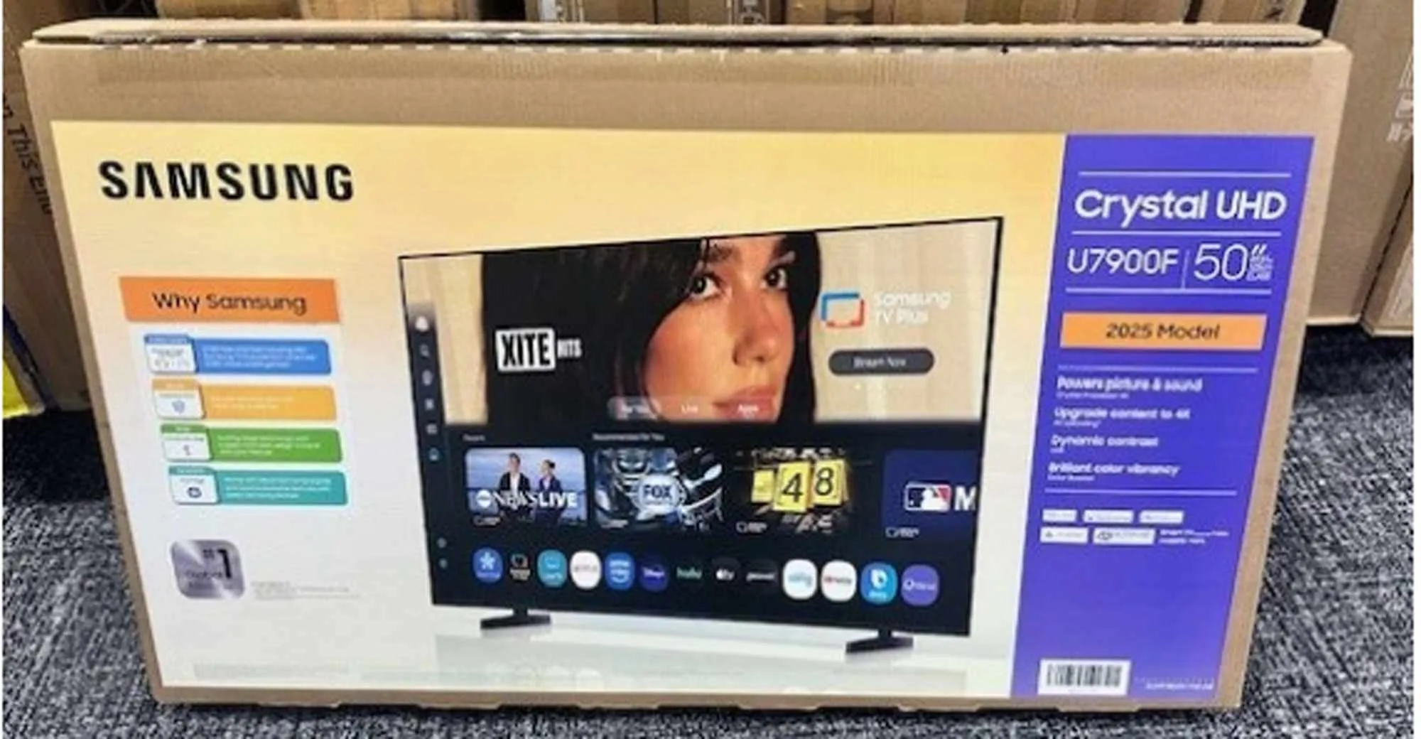 Η Dua Lipa μηνύει τη Samsung για 15 εκατομμύρια δολάρια λόγω χρήσης φωτογραφίας της σε συσκευασίες τηλεοράσεων