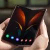 Η Samsung δοκιμάζει υβριδικό πλαίσιο από τιτάνιο και αλουμίνιο για μελλοντικά foldable τηλέφωνα