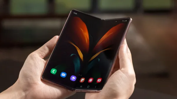 Η Samsung δοκιμάζει υβριδικό πλαίσιο από τιτάνιο και αλουμίνιο για μελλοντικά foldable τηλέφωνα