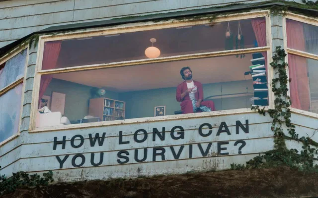 Το Netflix έκλεισε έναν άνθρωπο μέσα σε πινακίδα για να προωθήσει Το Τελευταίο Σπίτι