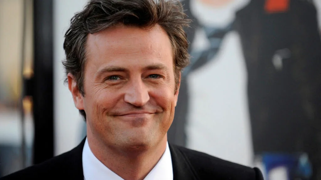 Το Netflix ετοιμάζει νέο ντοκιμαντέρ για τον Matthew Perry με αδημοσίευτο υλικό της οικογένειάς του
