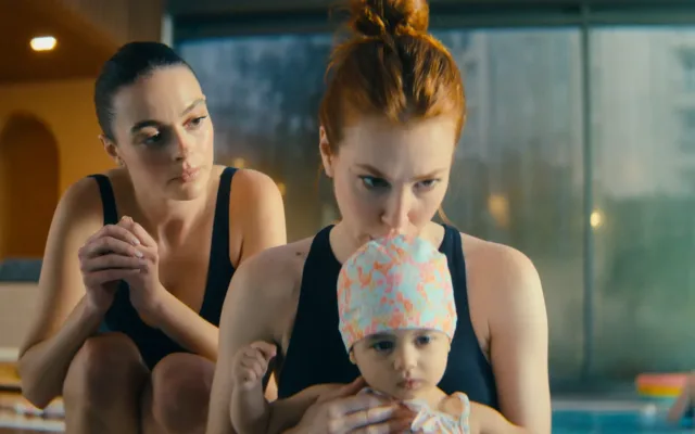 Το Σε Ξέρω του Netflix μετατρέπει τη μητρότητα και μια μυστηριώδη νταντά σε ψυχολογικό θρίλερ 2 Το Σε Ξέρω του Netflix μετατρέπει τη μητρότητα και μια μυστηριώδη νταντά σε ψυχολογικό θρίλερ